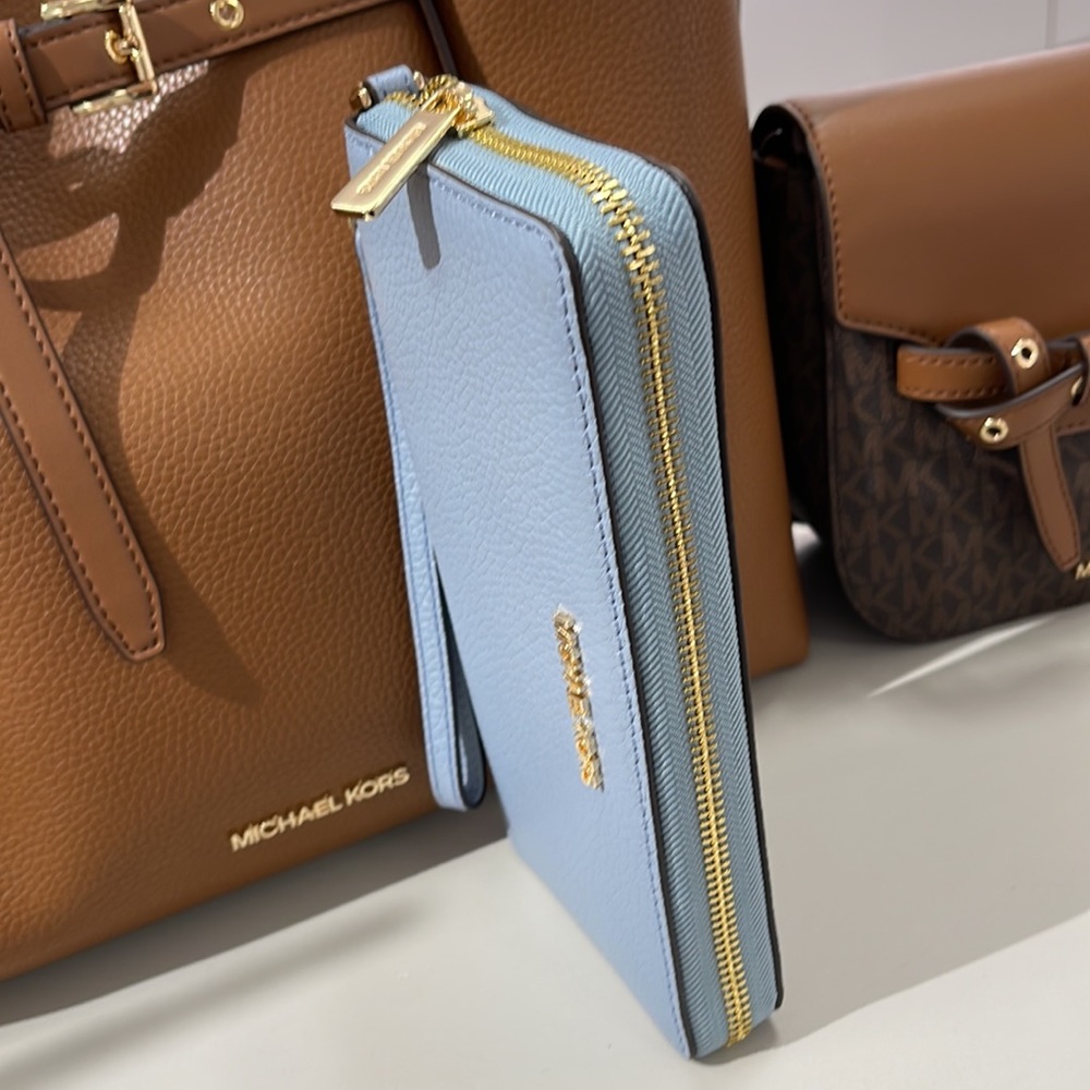 Michael Kors Jet Set Travel Large Travel CONTINENTAL 
Pale Blue - Picture 7 of 16